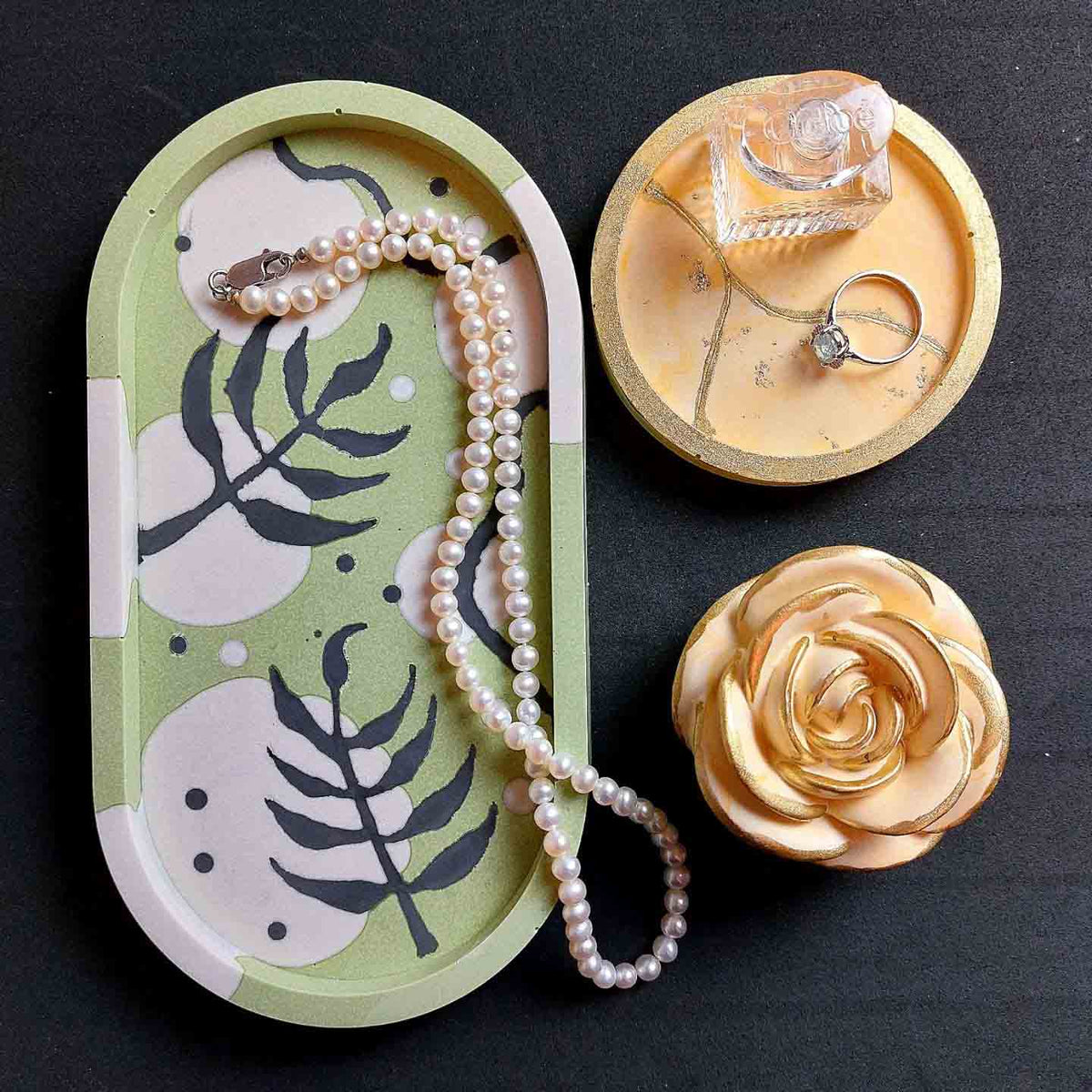 Plateaux et objets décoratifs réalisés en NatuResin